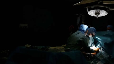 مصر.. نجاح فريق طبي في سوهاج في استخراج رصاصة طائشة من مخ طفل وإنقاذ حياته