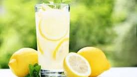 6 أضرار قد يسببها الإفراط في شرب ماء الليمون