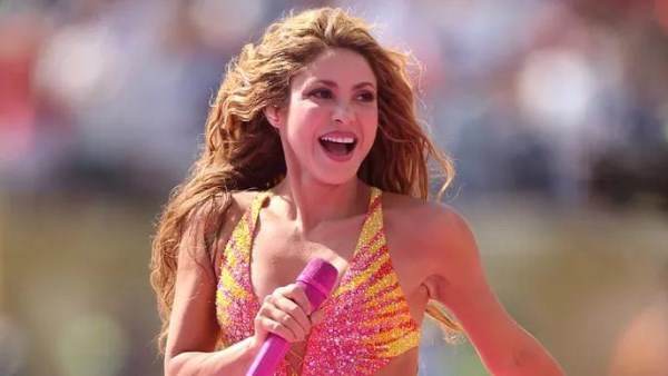 الفنانة الكولومبية شاكيرا تتضامن مع ضحايا زلزال كولومبيا: فلنحتضن بعضنا بقوة