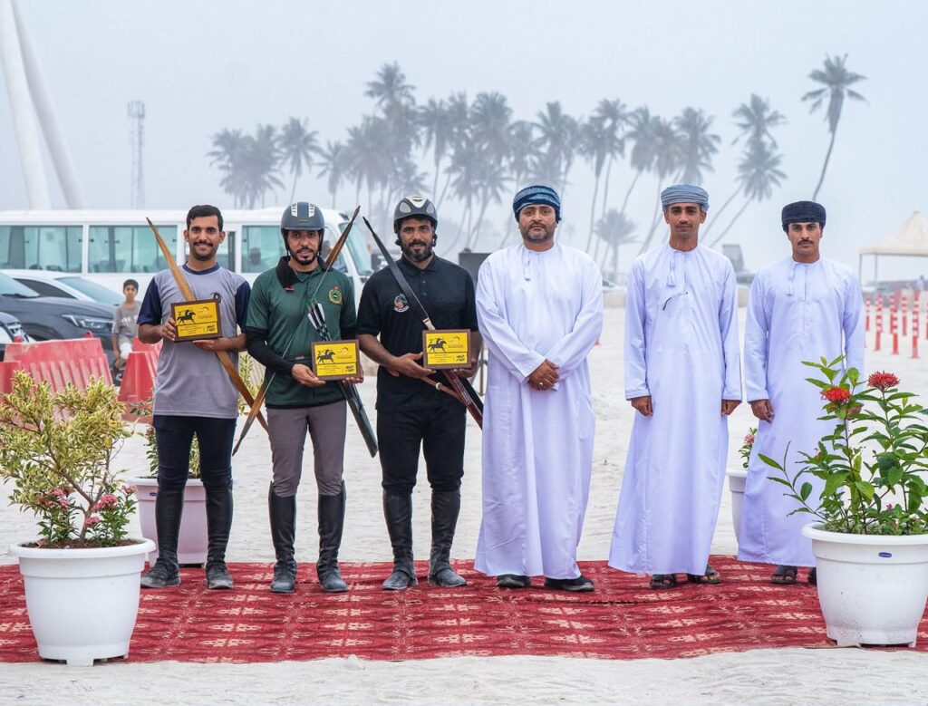 «عُمان للفروسية» : ينظم بطولة التقاط الأوتاد بشاطئ الحافة ويُتوّج أبطال الرماية بقوس الخيل في خريف ظفار 2026