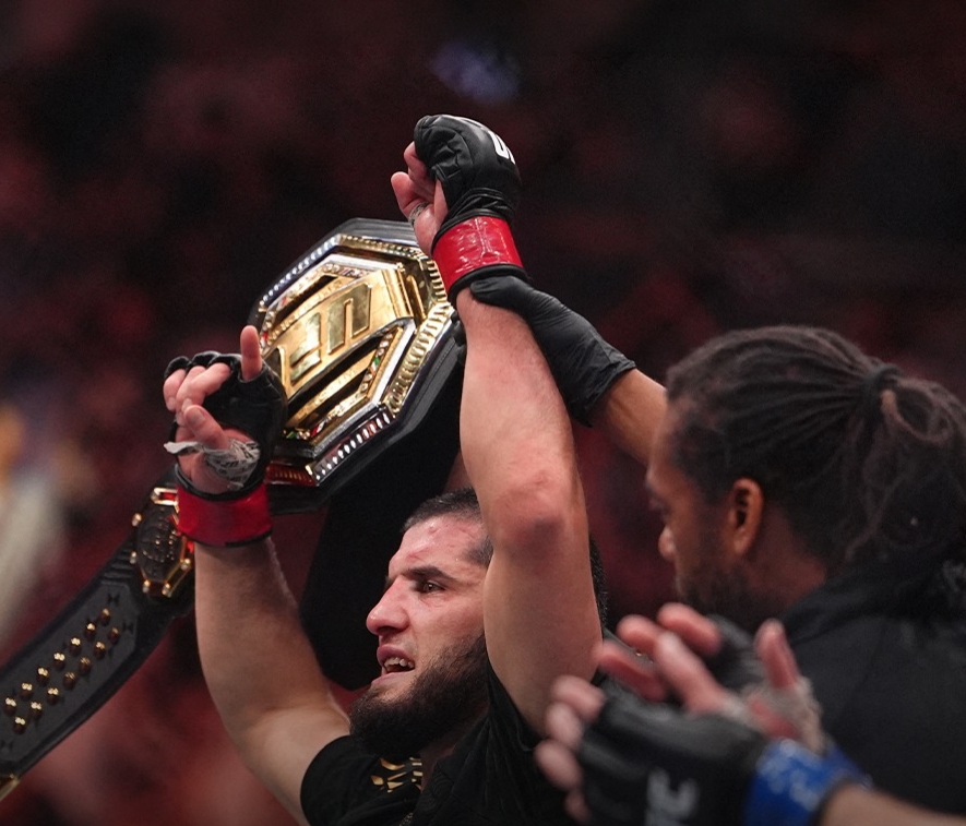 إسلام ماخاشيف :يدخل التاريخ كأول مقاتل يحقق 17 انتصاراً متتالياً في تاريخ “UFC”