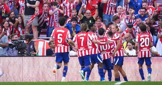 أتلتيكو مدريد يصعق ريال مدريد 2-1 ويعزز وصافة الدوري الإسباني