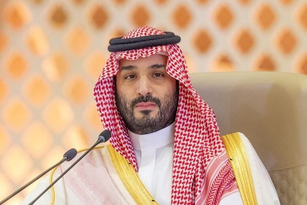 ولي العهد السعودي : يبحث التطورات الإقليمية والعلاقات الثنائية مع قائد القيادة الوسطى الأمريكية