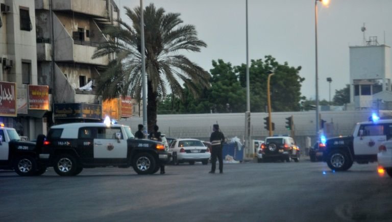 السعودية : تُشدد عقوبات تشغيل العمالة المخالفة.. غرامات تصل لـ 100 ألف ريال والسجن والترحيل للمدير المسؤول
